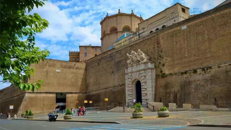 Vatican-Museums-main-entrance-view-from-the-road Vatican-Museums-main-entrance-view-from-the-road