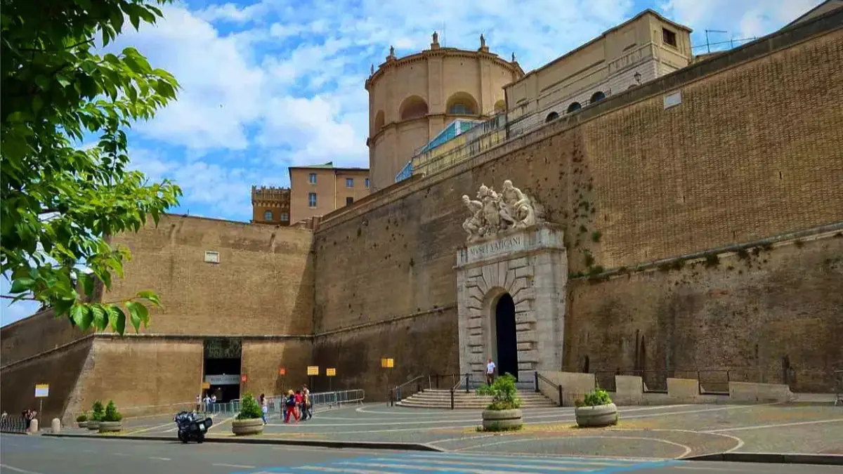 Vatican-Museums-main-entrance-view-from-the-road Vatican-Museums-main-entrance-view-from-the-road